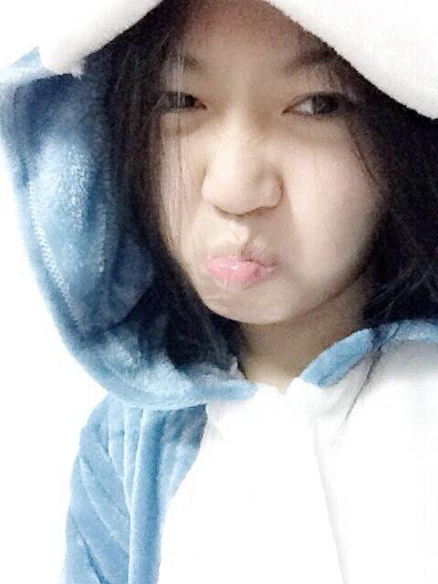 穿上蓝白睡衣，戴上帽子的萌妹子嘟嘴萌表情