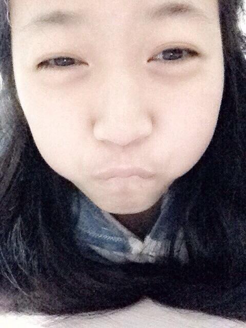 留着黑色长发的萌妹子嘟嘴卖萌表情