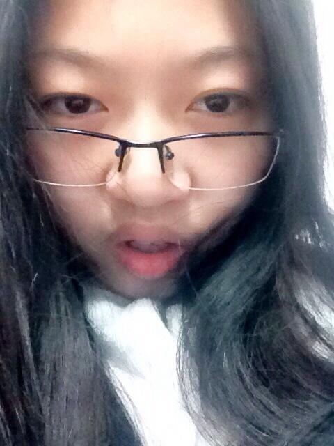 眼镜娘微张嘴低垂眼镜表情