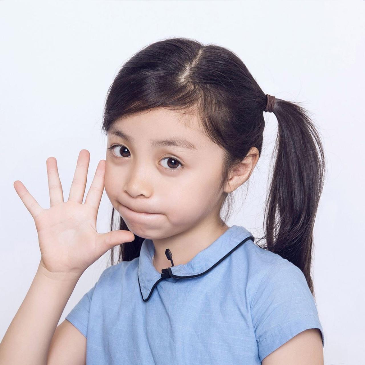 安淇尔抿嘴伸出右手卖萌头像