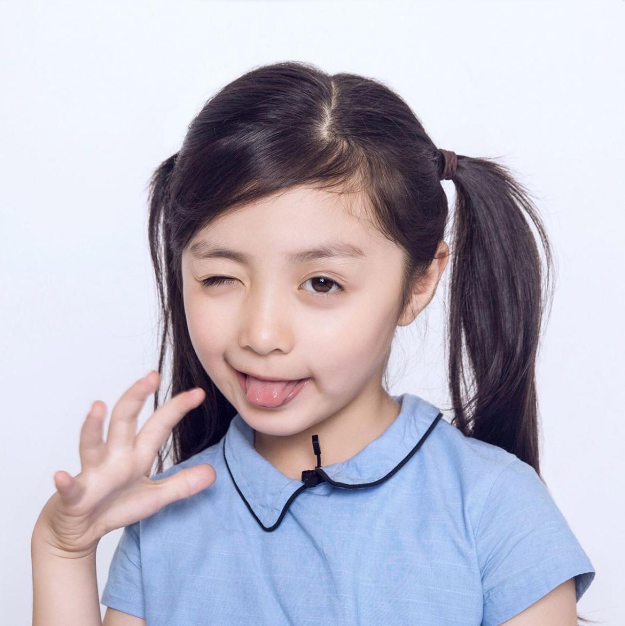 安淇尔眨眼吐舌右手扮爪子卖萌头像