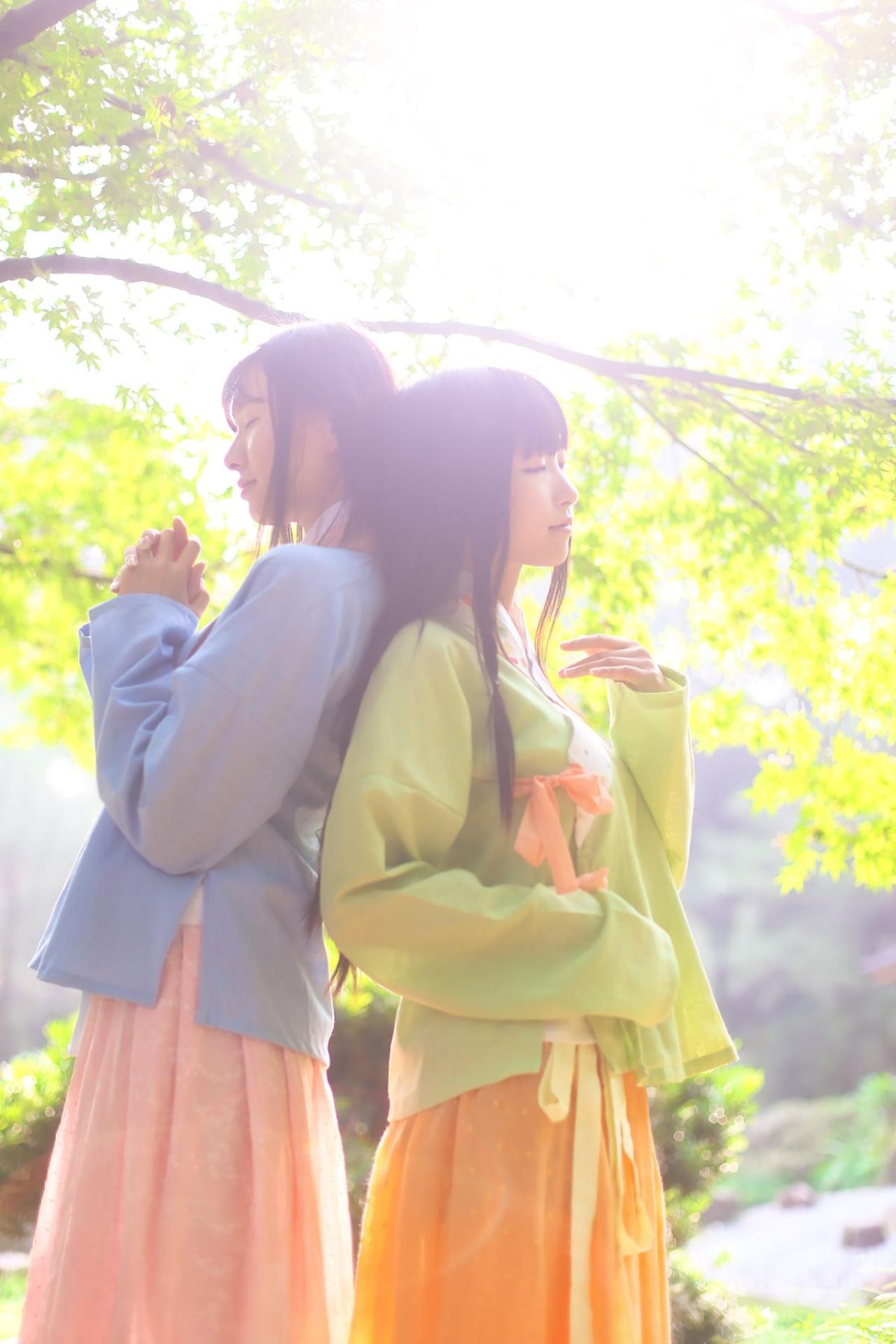 瞬瞬（左）和半藏森林（右）背靠背