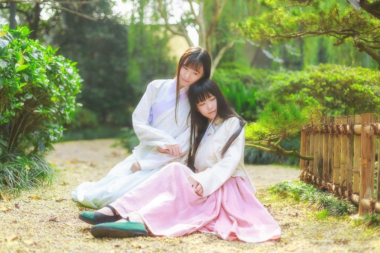 瞬瞬（左）和半藏森林（右）依偎在一起