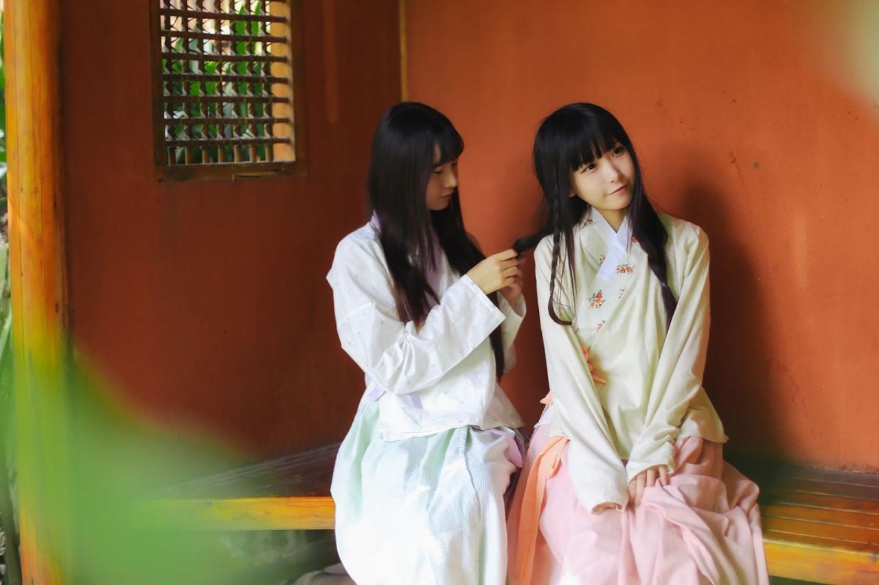 瞬瞬（左）帮半藏森林（右）梳理头发