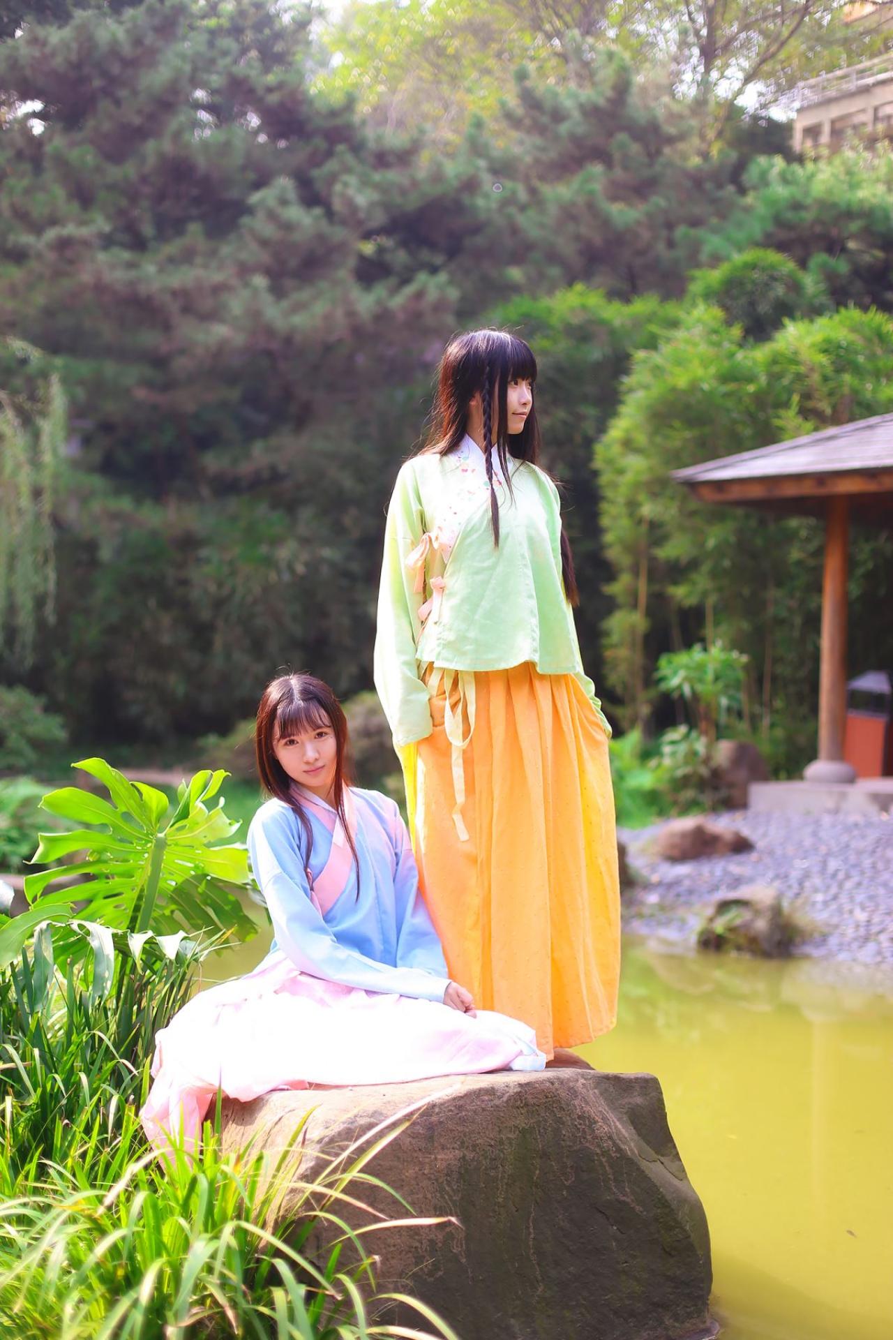 瞬瞬（左）坐着和半藏森林（右）站着在河边