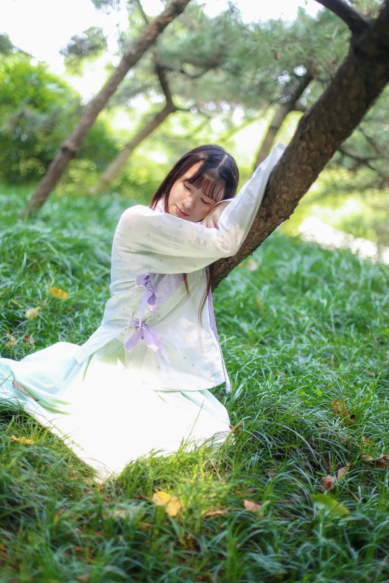 瞬瞬扒在倾斜的树干上