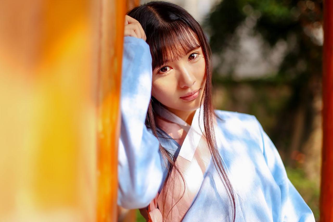 瞬瞬侧身靠着的姿势上半身照