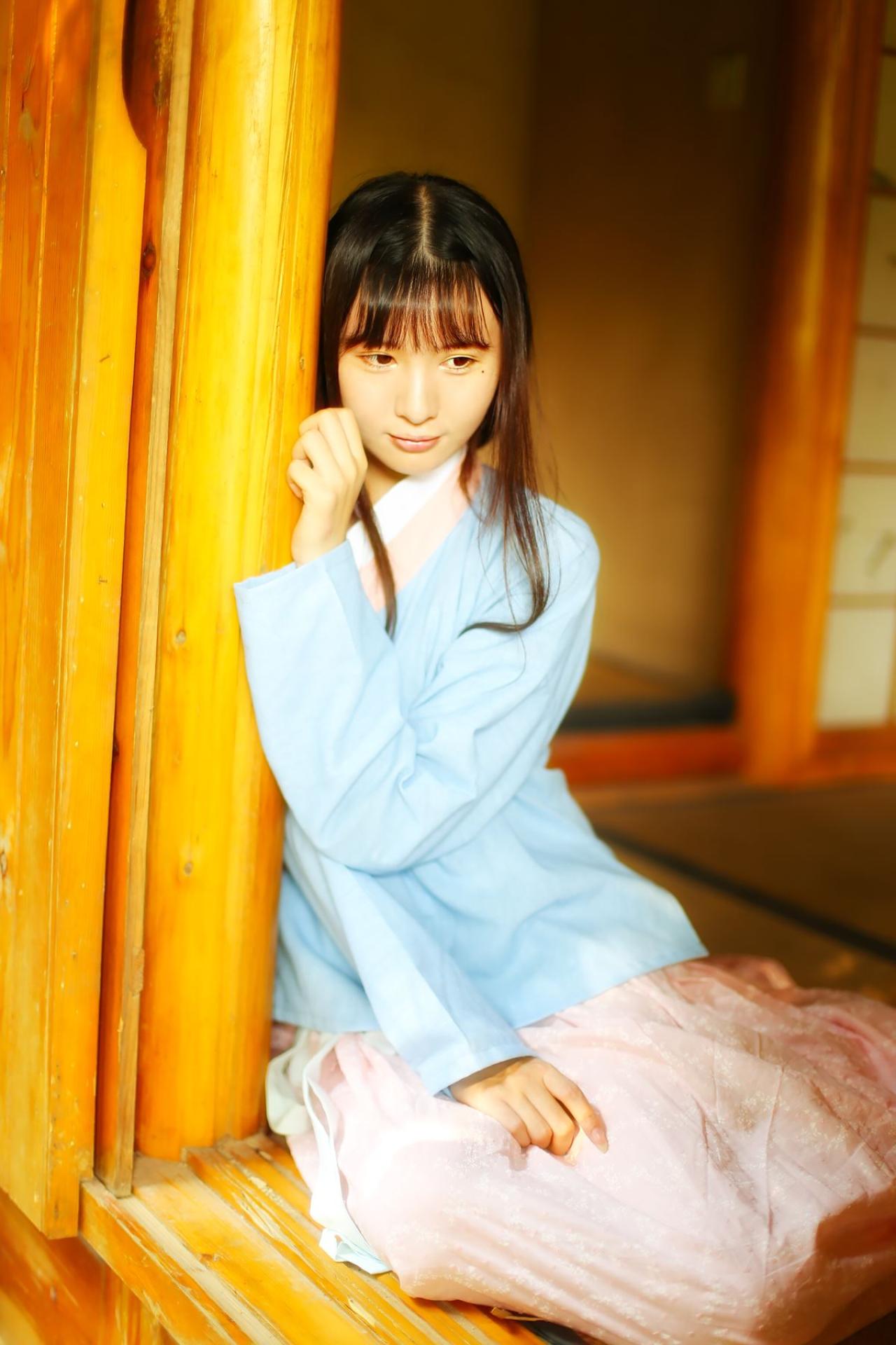 瞬瞬依偎着门口