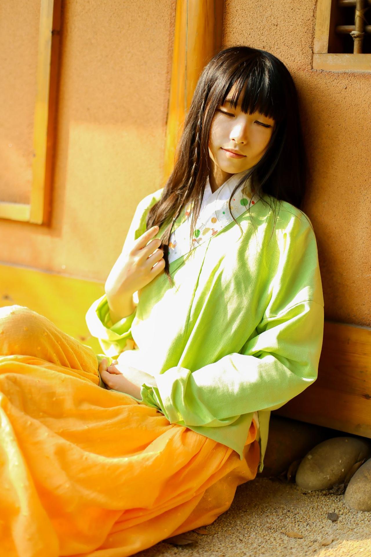 半藏森林靠在墙上闭上眼睛