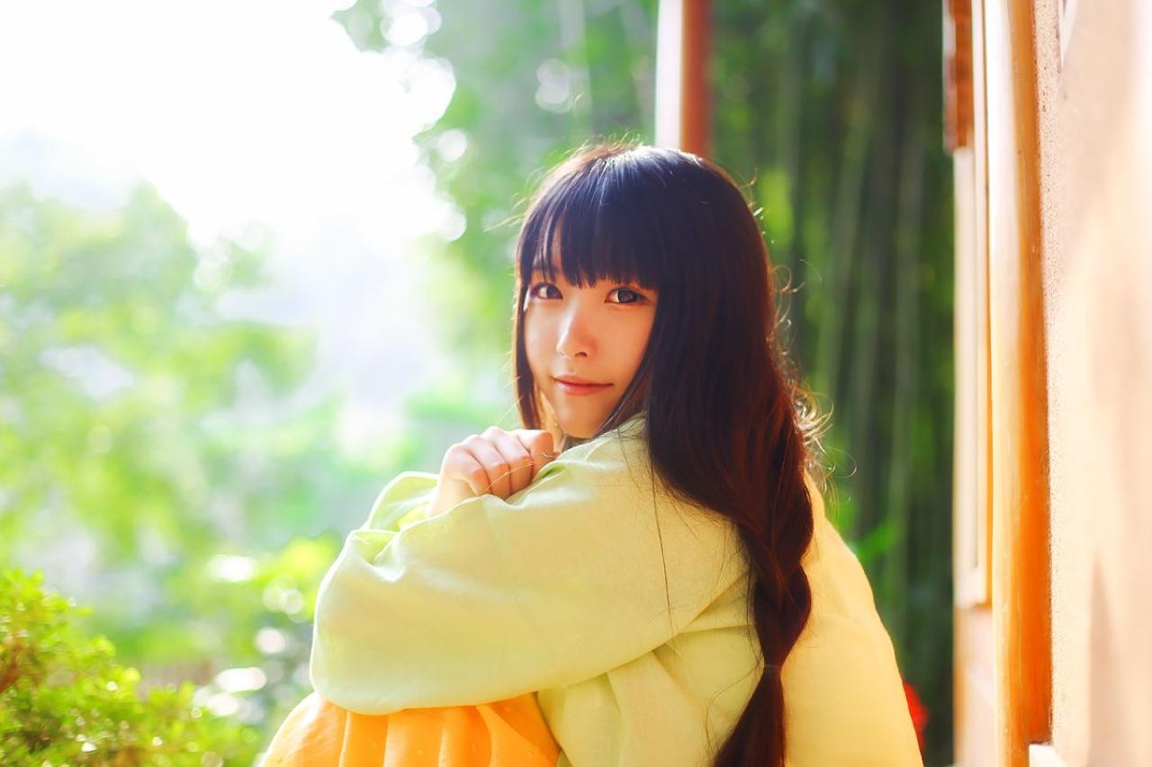 半藏森林双手抱着膝盖扭过头