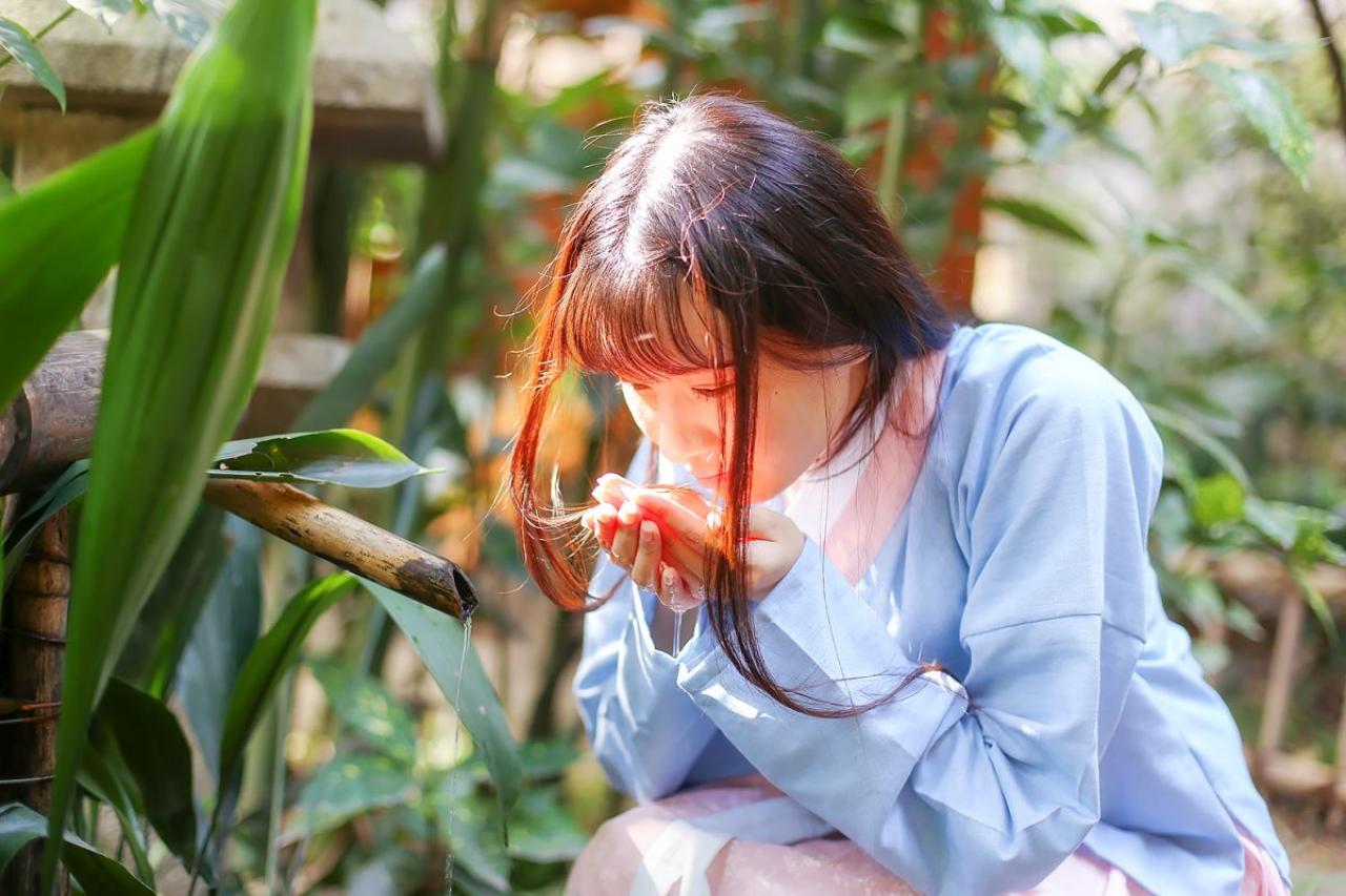 瞬瞬双手捧起水准备喝的姿势