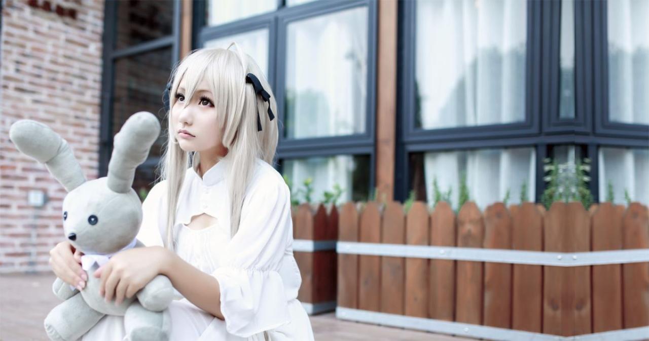 熊叽扮演春日野穹抱着小兔子坐在门口