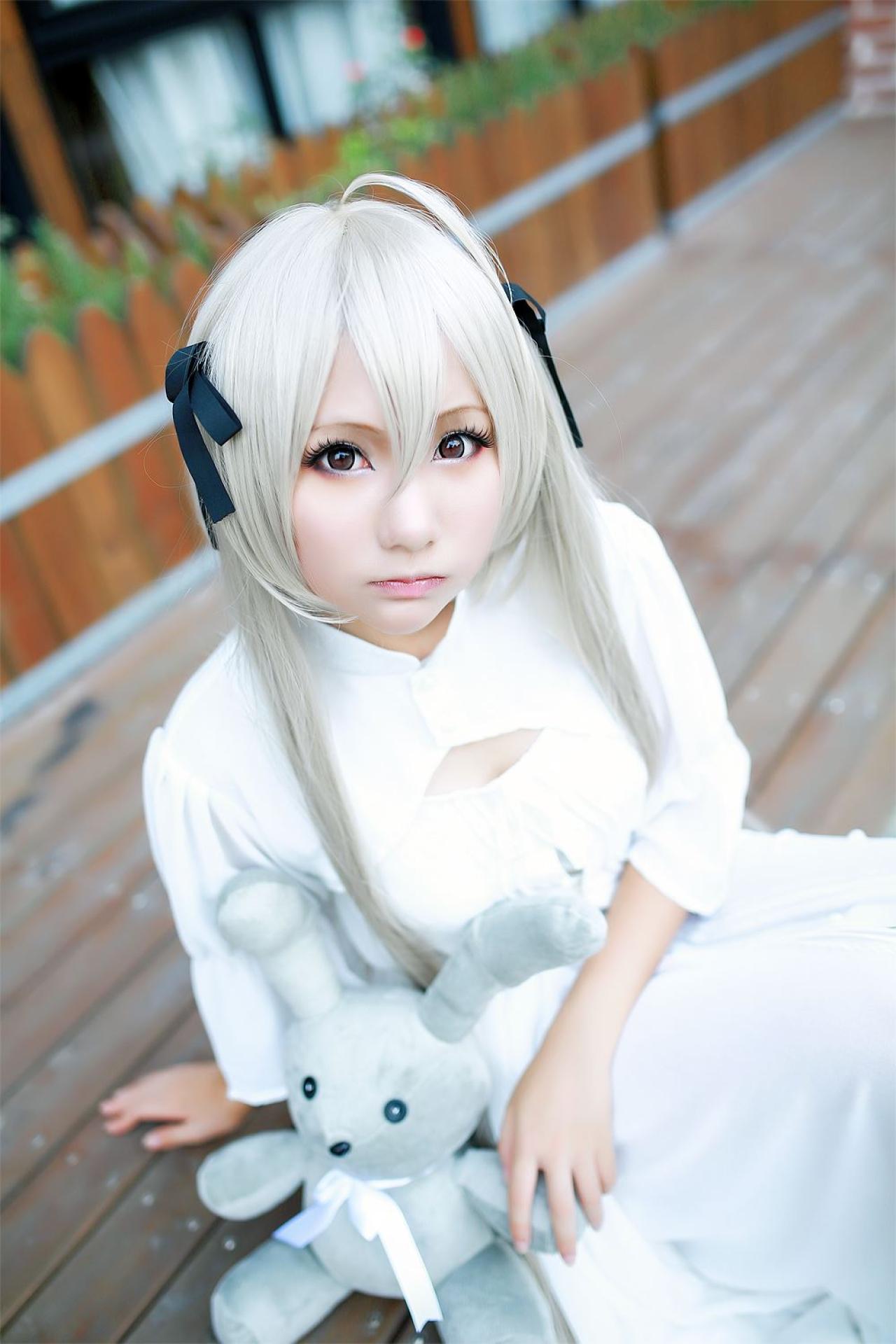 熊叽扮演春日野穹坐在台阶上