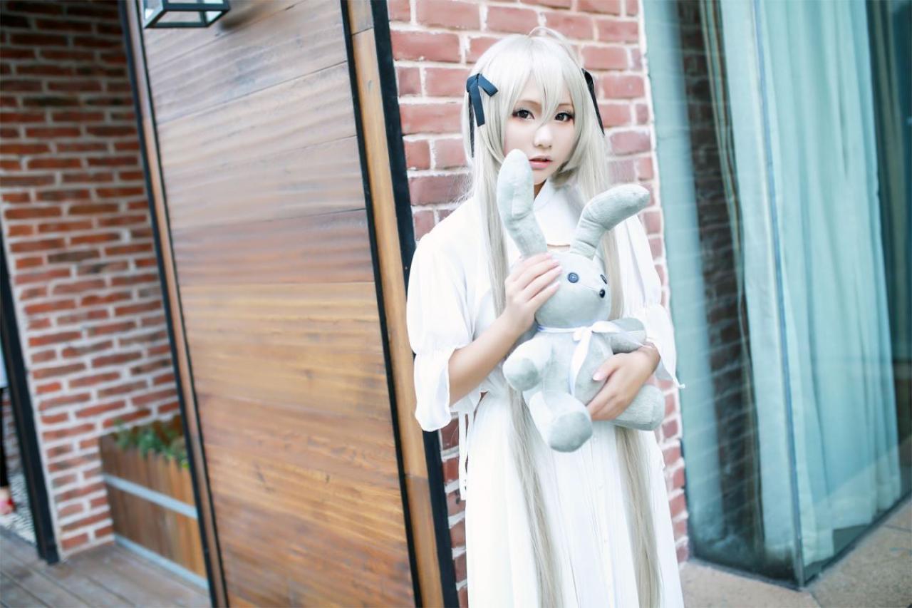 熊叽扮演春日野穹双手捧着小兔子