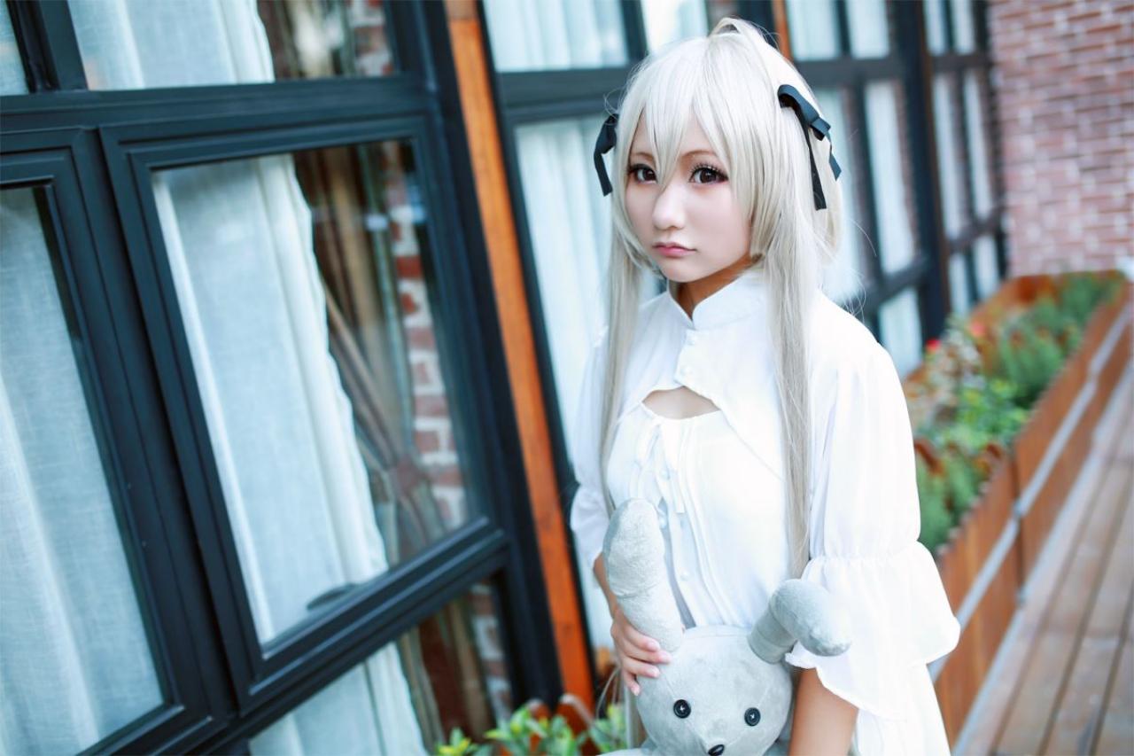 熊叽扮演春日野穹拿着小兔子站在窗外（横幅）