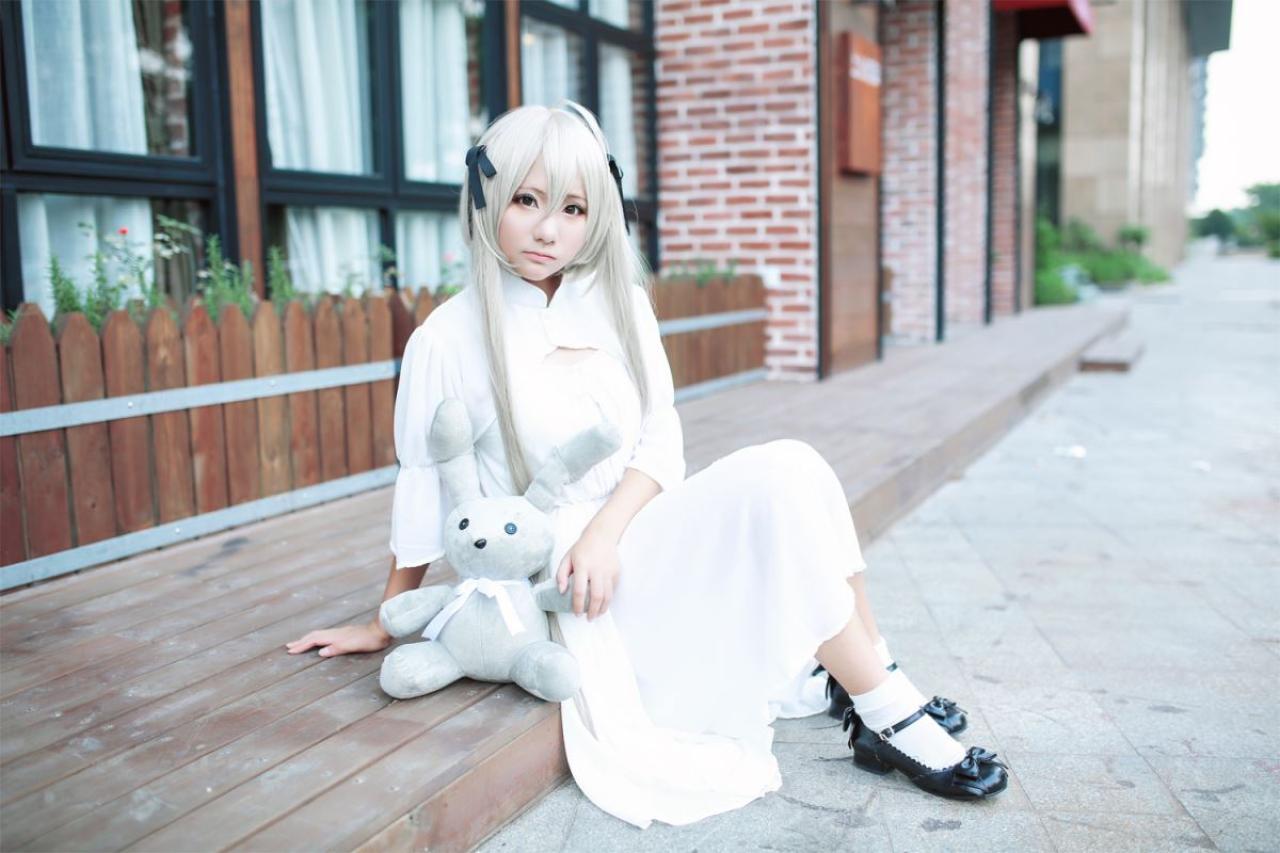 熊叽扮演春日野穹坐在台阶上，小兔子靠着自己