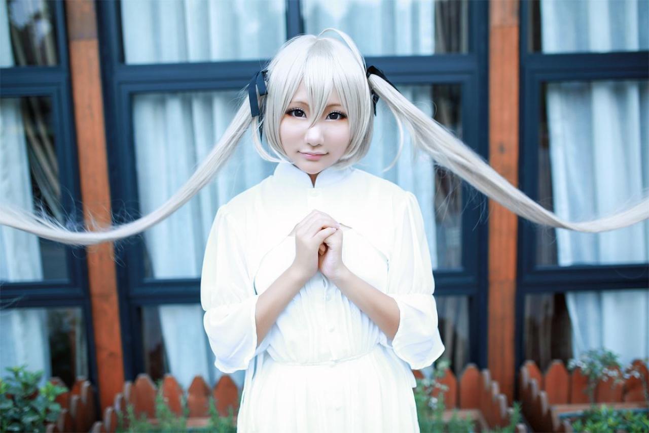 熊叽扮演春日野穹双手握拳站在窗外，双马尾被抬起