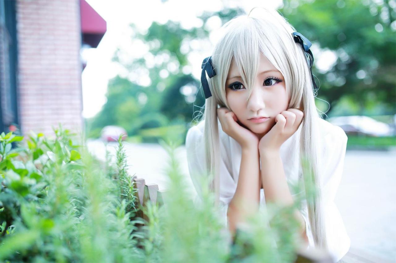 熊叽扮演春日野穹双手捧着脸看着花池