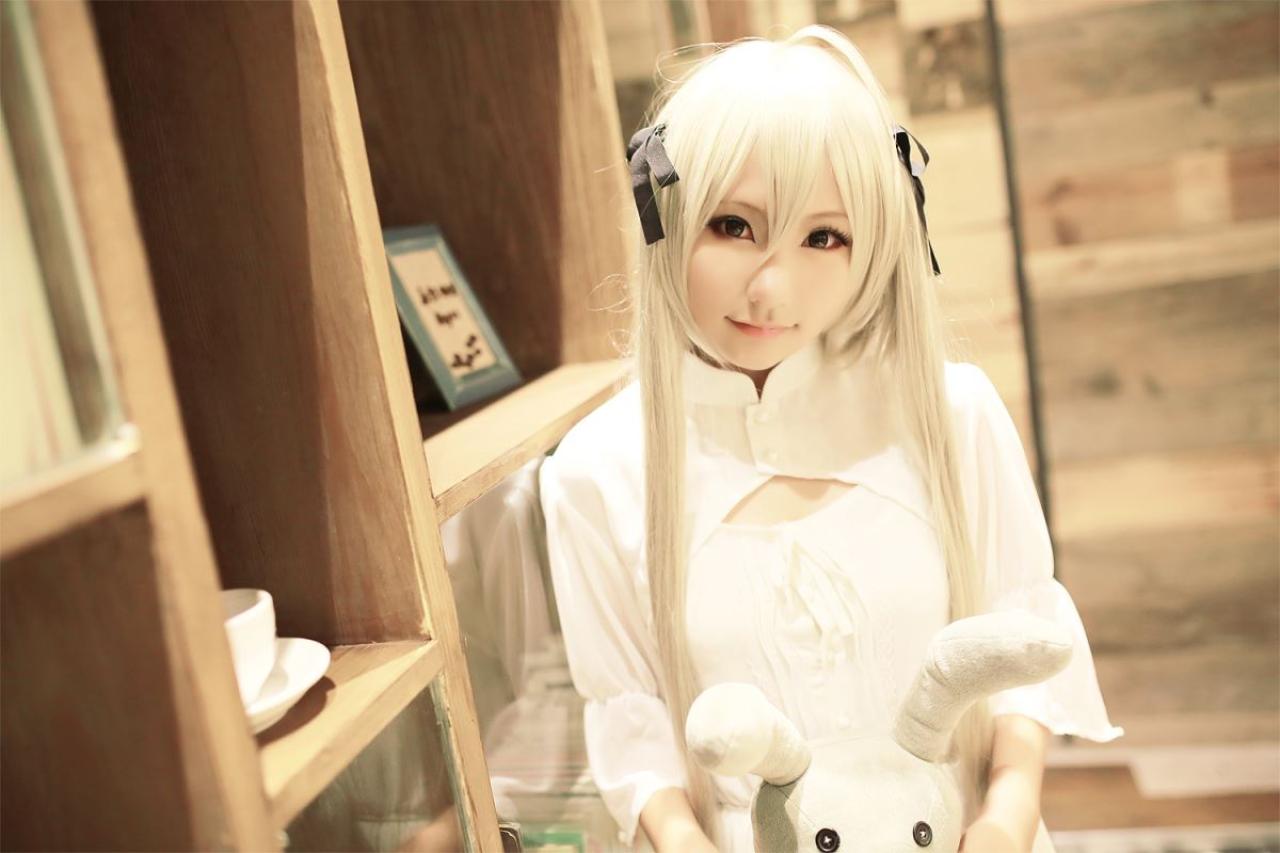 熊叽扮演春日野穹抱着小兔子靠着展示柜