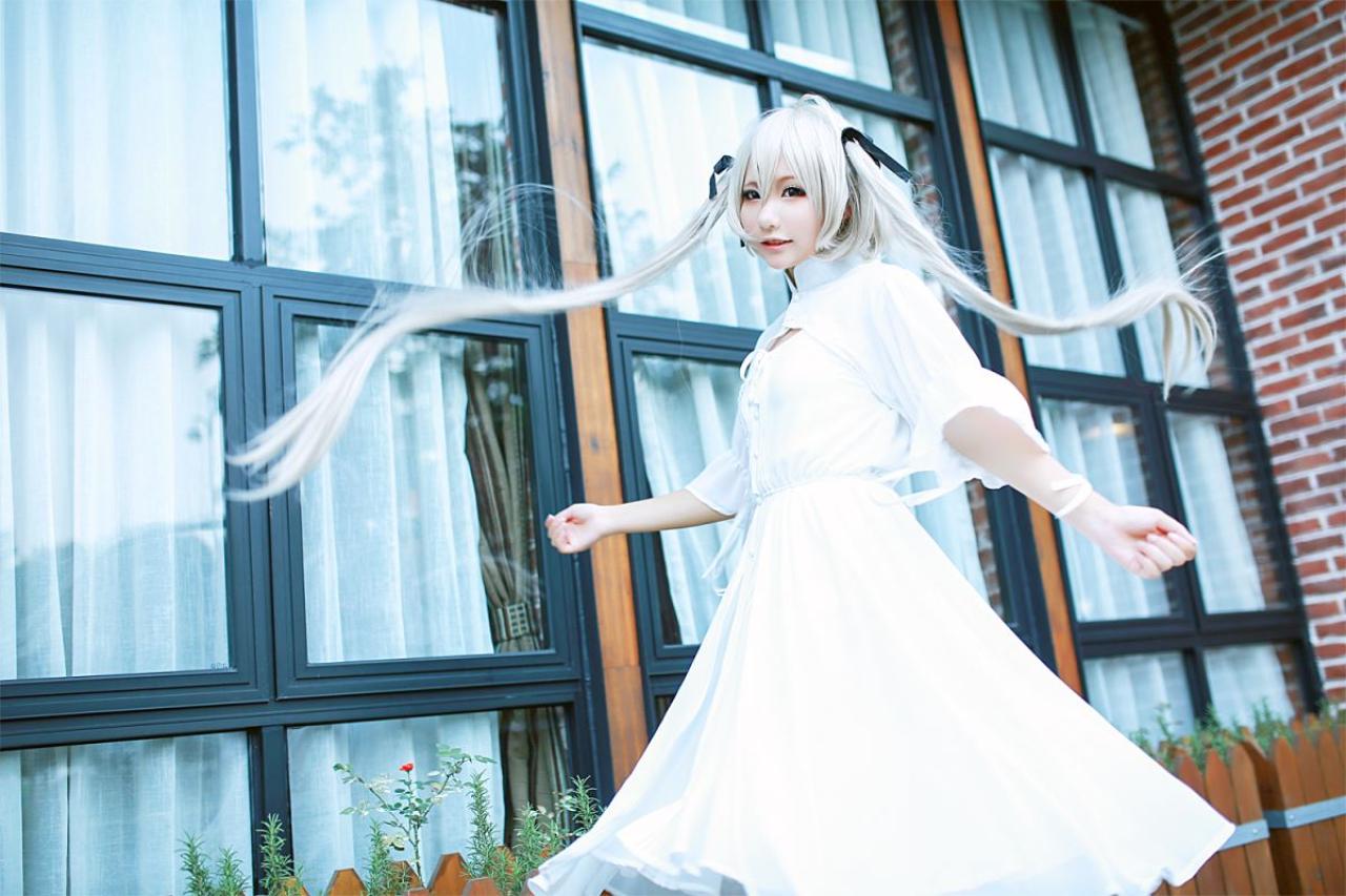 熊叽扮演春日野穹在窗外转圈，甩起双马尾