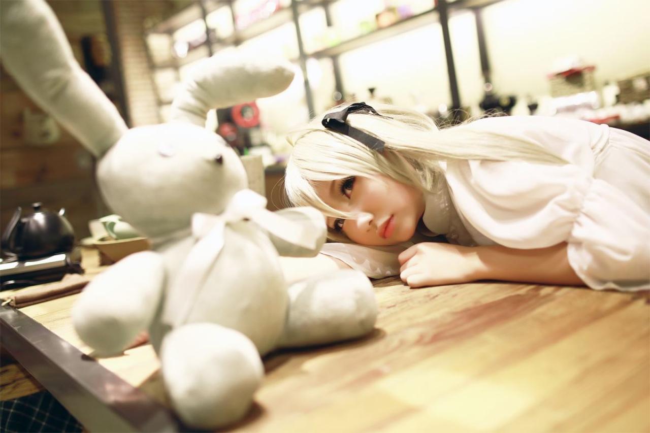 熊叽扮演春日野穹扒在桌子上看着兔子玩偶