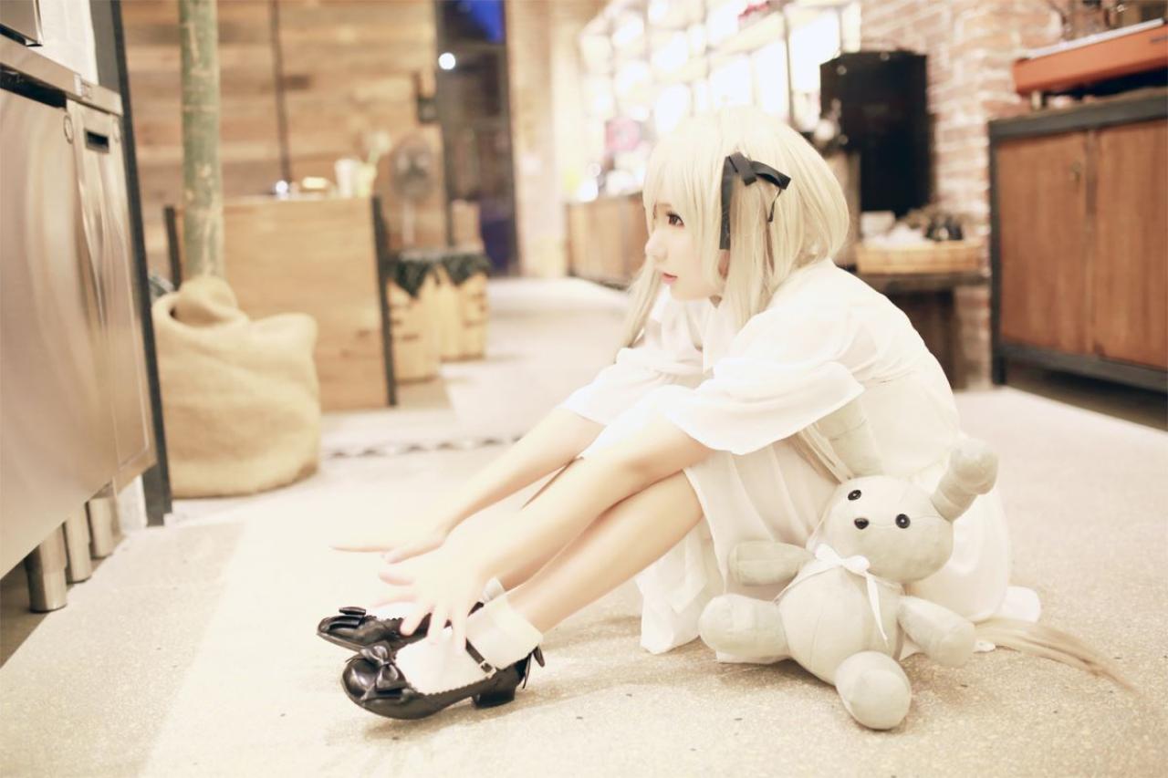 熊叽扮演春日野穹坐在地毯上，兔子玩偶靠着自己的侧面照