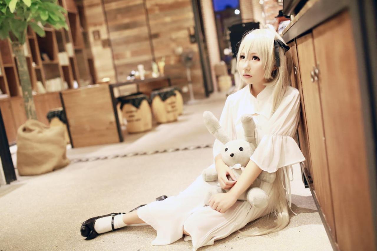 熊叽扮演春日野穹抱着兔子玩偶靠在柜子上