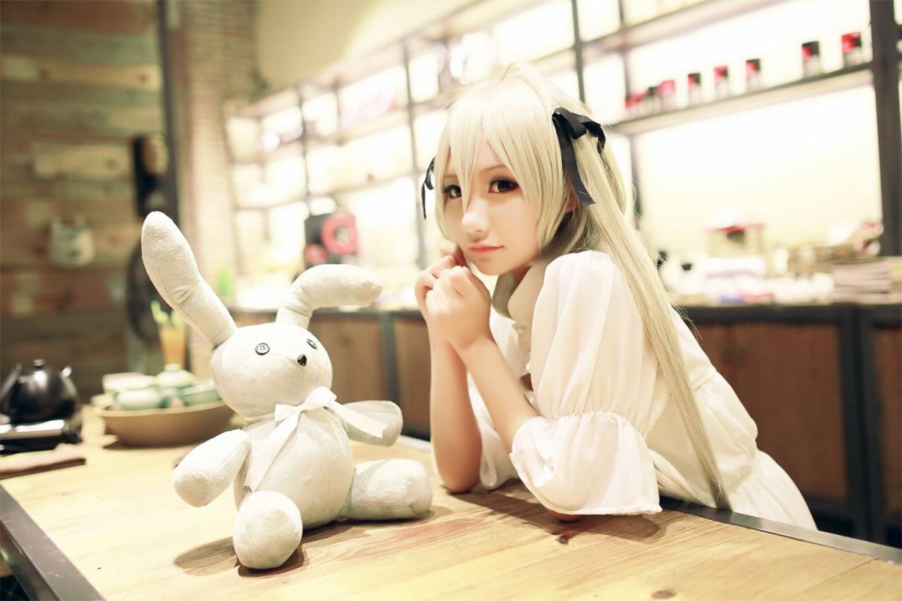 熊叽扮演春日野穹双手撑在桌面上