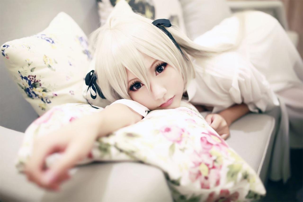 熊叽扮演春日野穹扒在沙发，头枕在右胳膊上