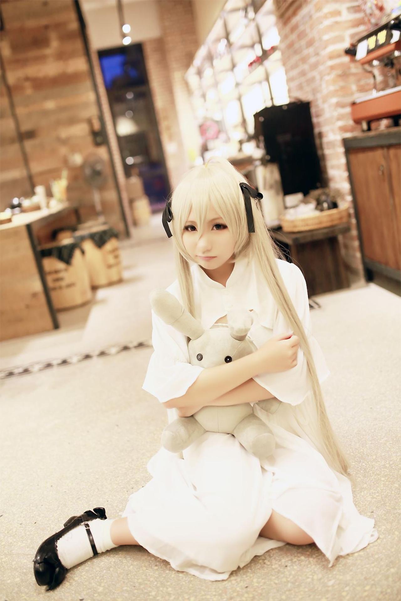 熊叽扮演春日野穹在室内抱着小兔子