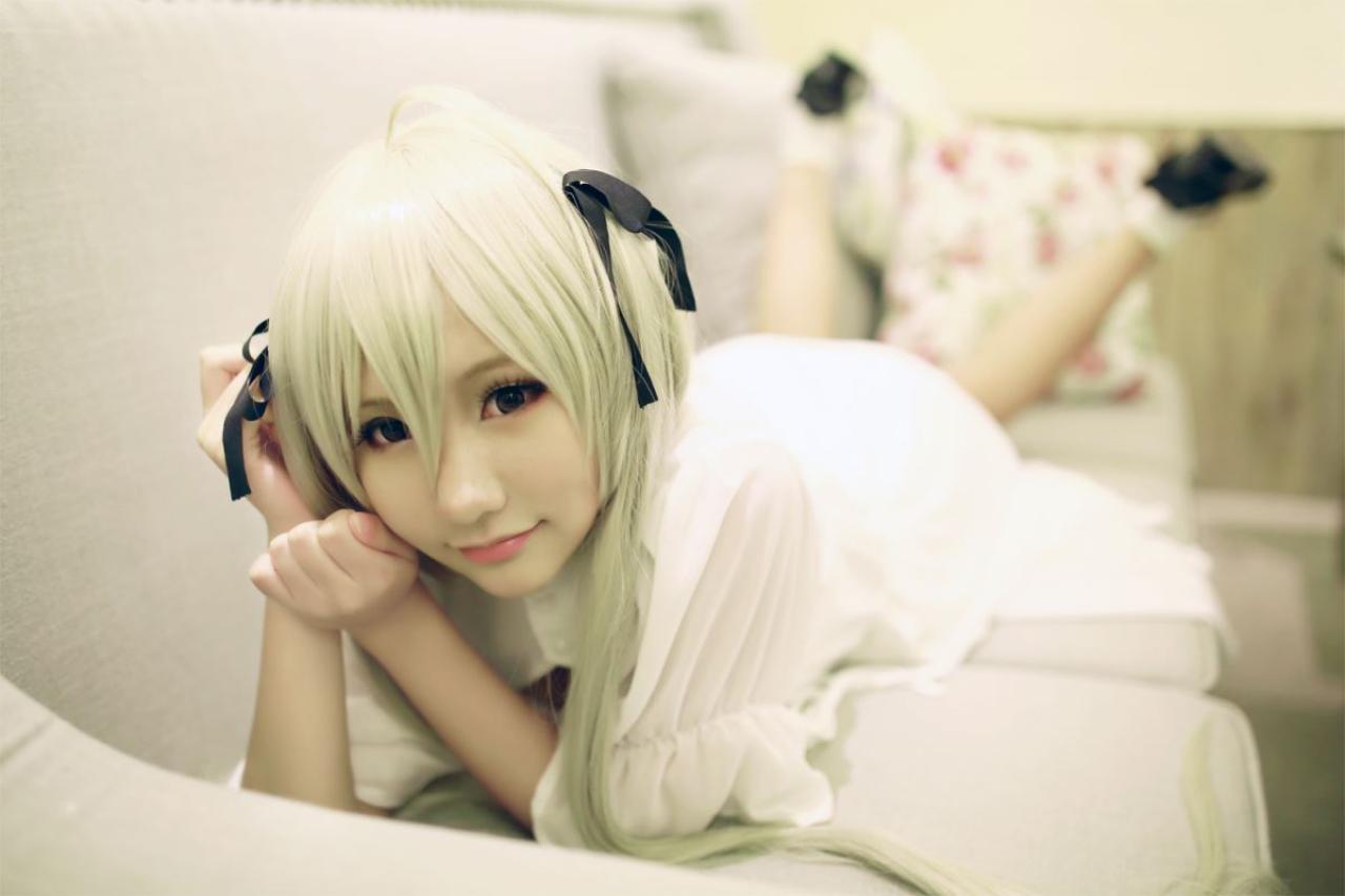 熊叽扮演春日野穹扒在沙发上