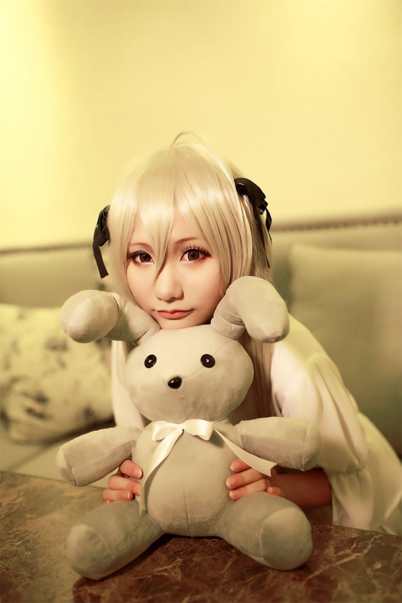 熊叽扮演春日野穹双手抱着兔子玩偶，头压在我玩偶头上