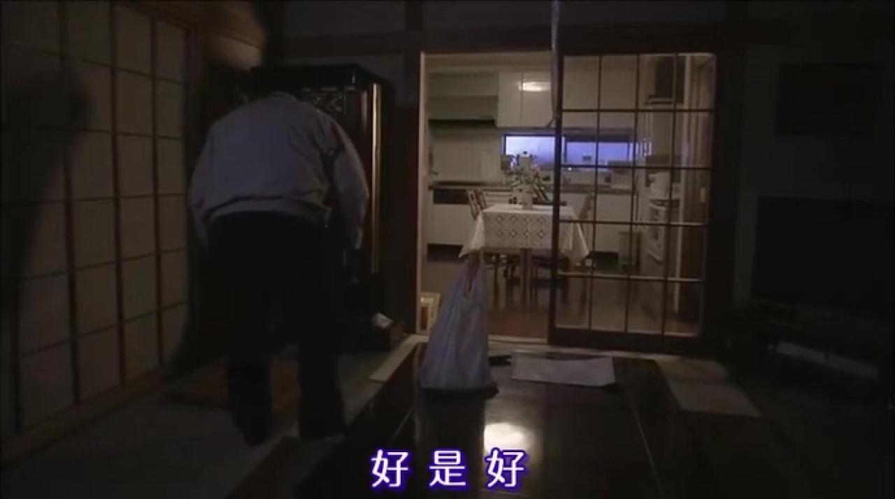 大叔拎着饭回到家里，对着妻子照片交待自己的近况