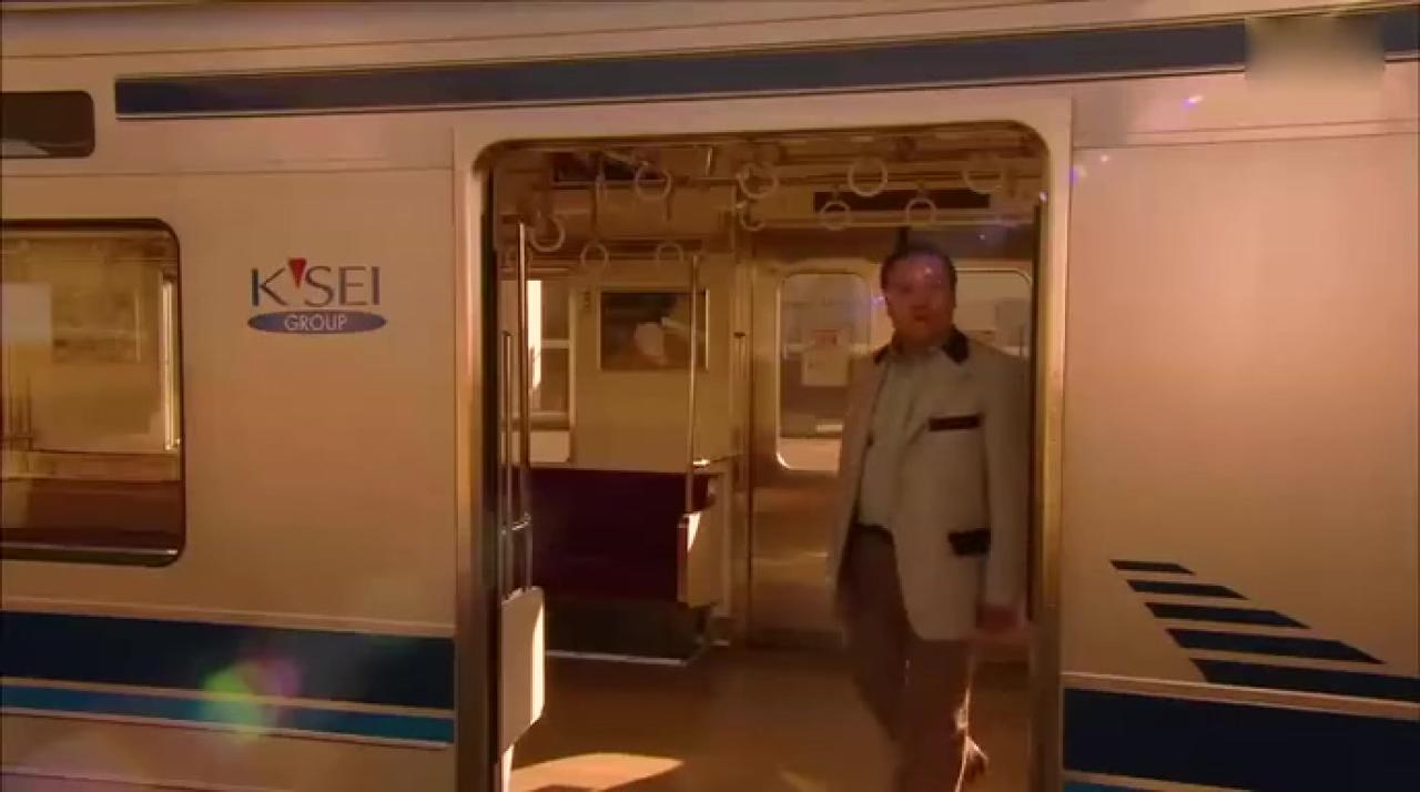 醒来的大叔走出列车