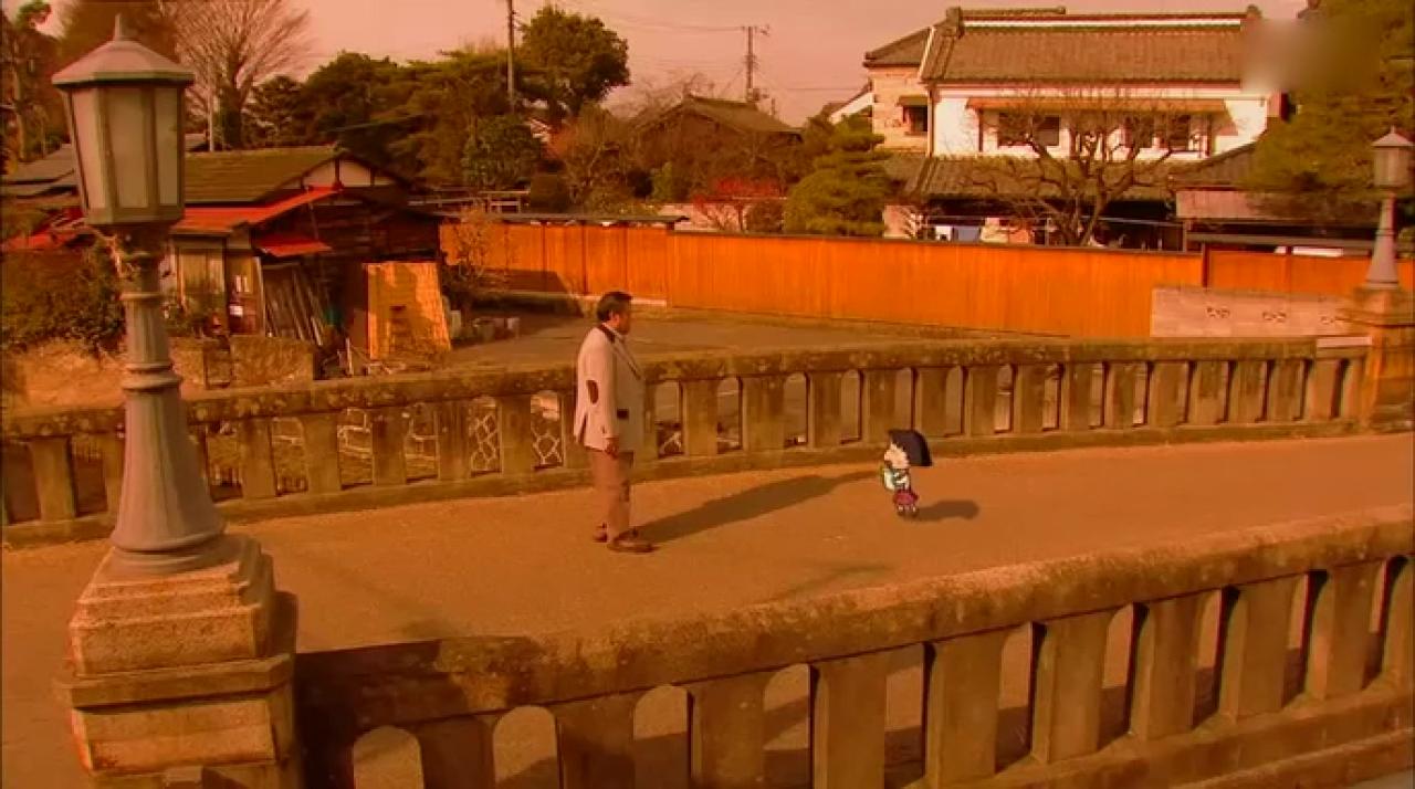 大叔和樱桃小丸子站在石桥上