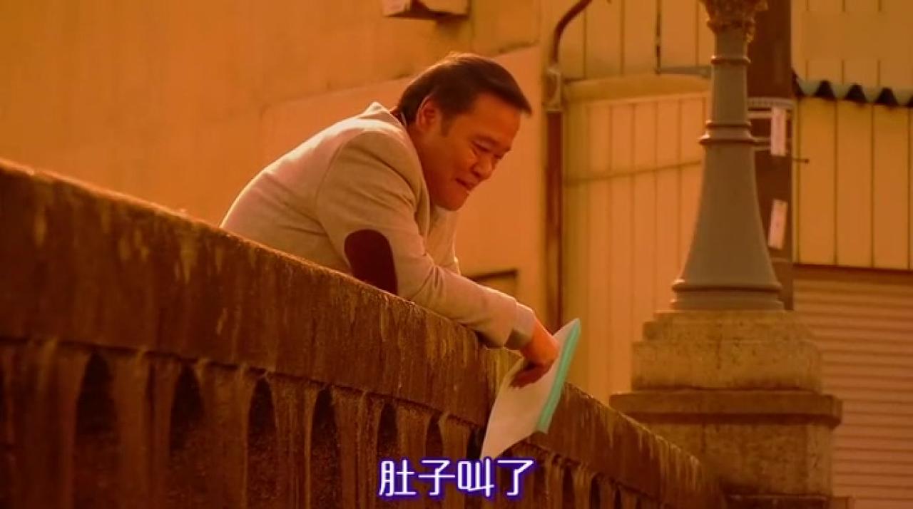 大叔扒在石桥，突然响起了咕咕的声音，大叔：肚子叫了