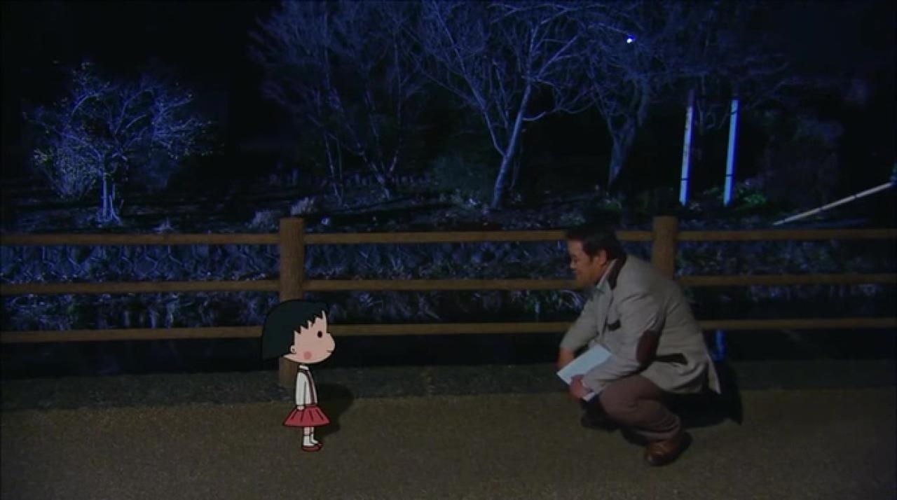 大叔蹲下来和小丸子面对面交谈