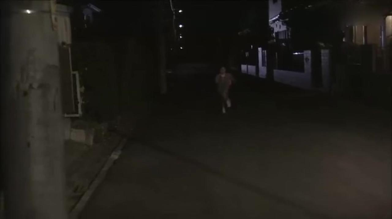 不远处，孙女喊着夜夜朝大叔迎面跑来