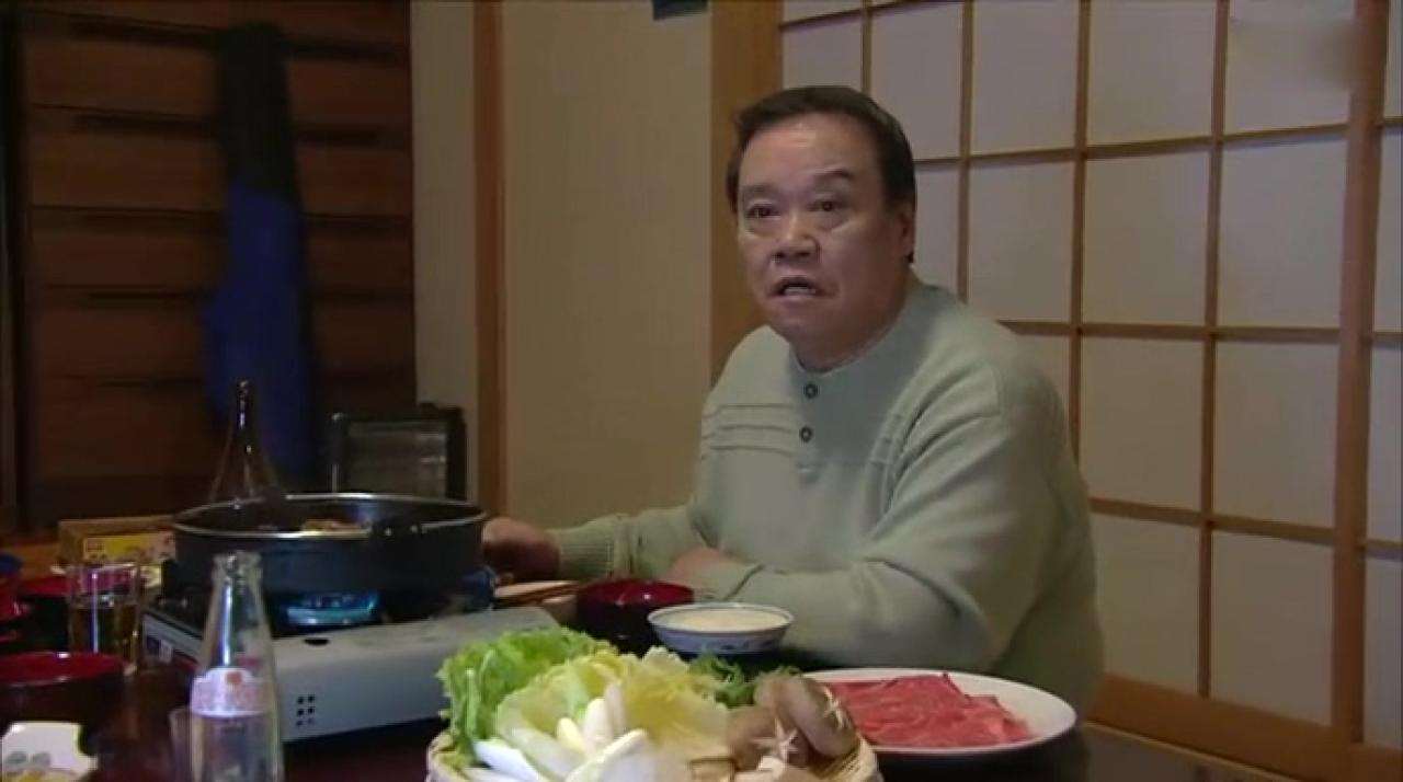 大叔惊讶地看着电视屏幕