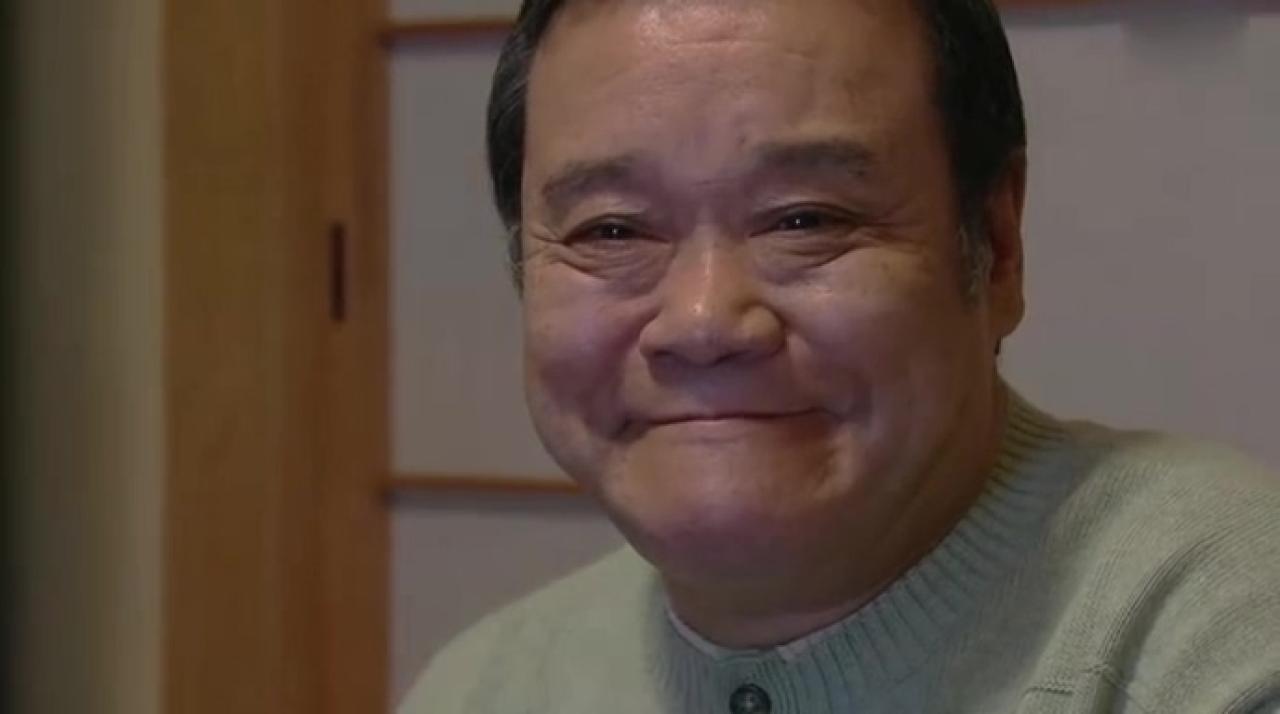 大叔欣慰、感动的笑容