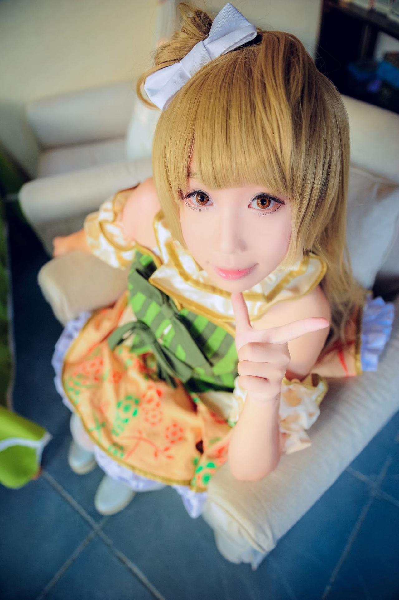 七喵扮演南小鸟作八字笑脸手势