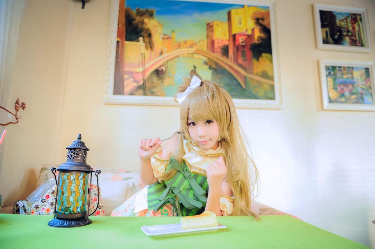 七喵扮演南小鸟拿着叉子