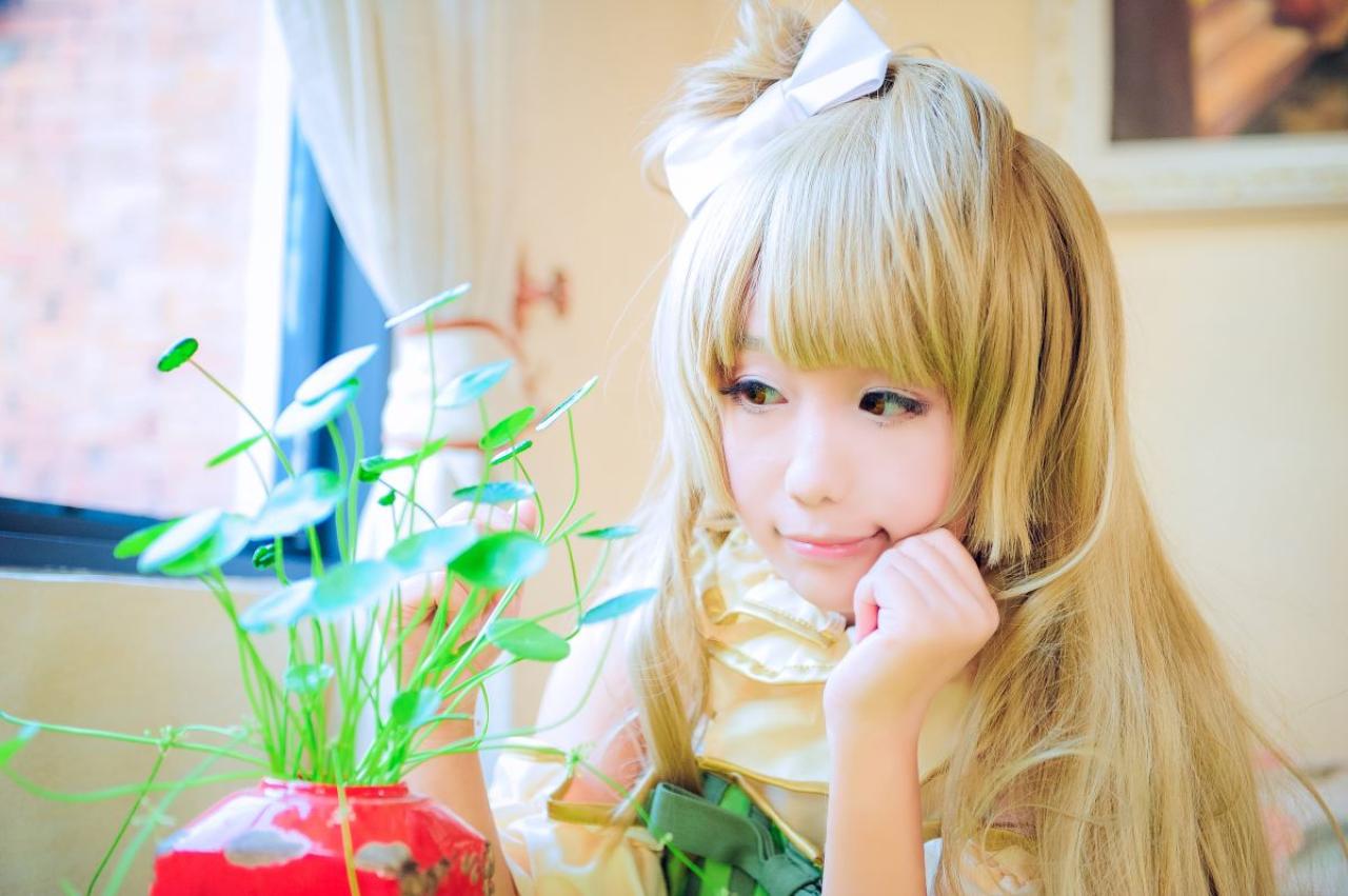 七喵扮演南小鸟左手扶着脸颊，斜眼看着绿叶