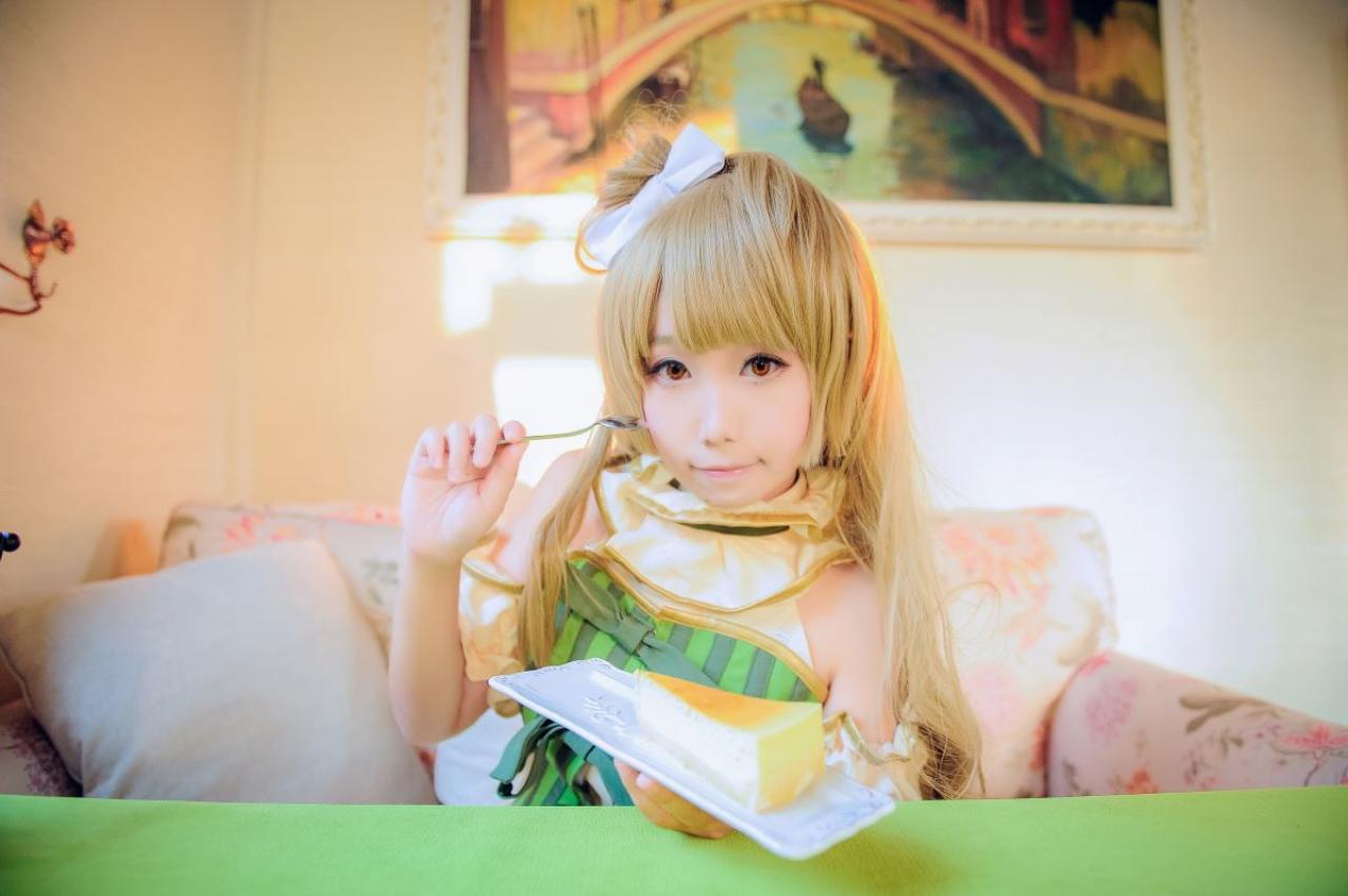 七喵扮演南小鸟右手拿着勺子戳脸，左手端着盘子