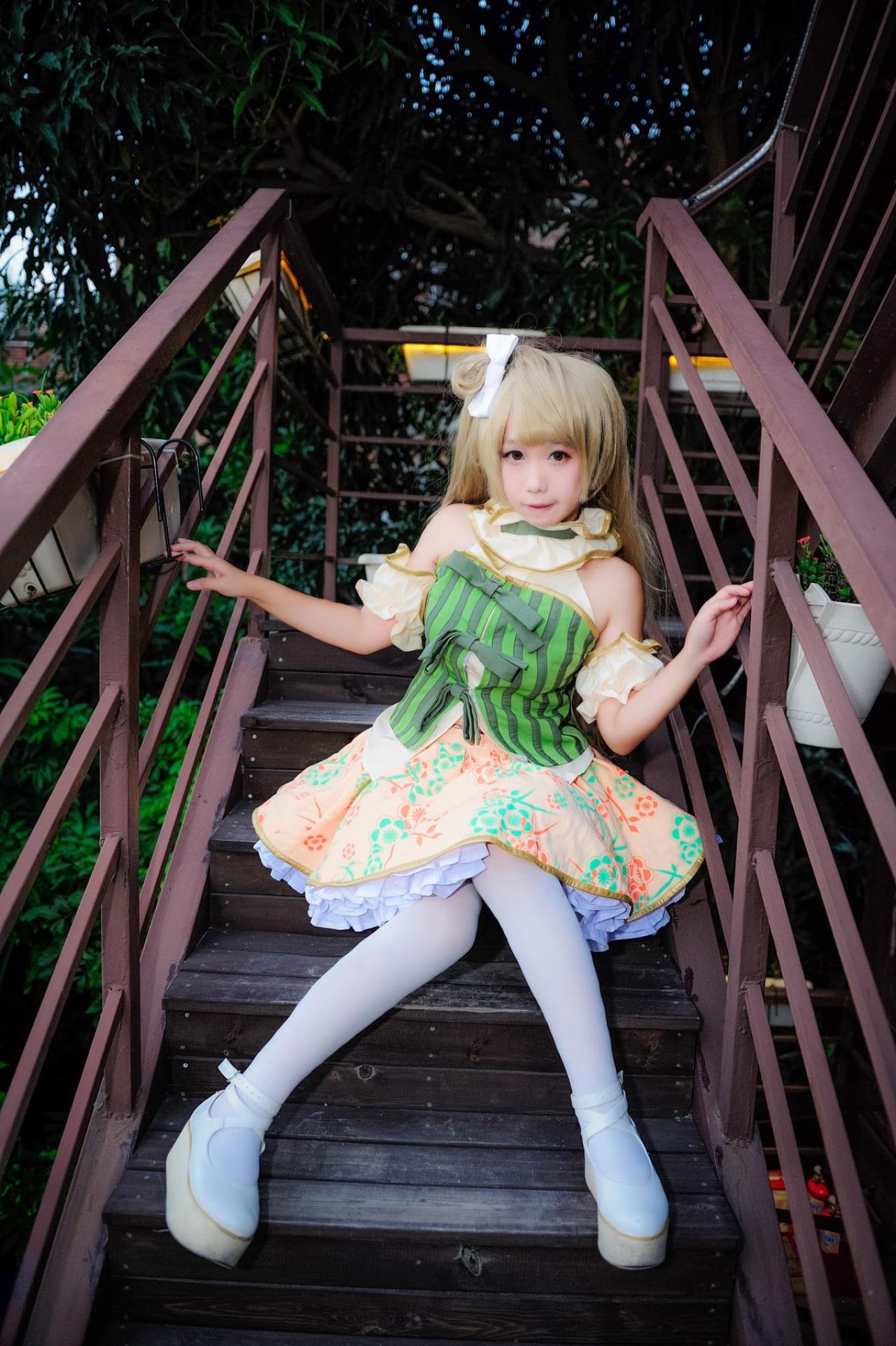 七喵扮演南小鸟坐在楼梯台阶，双手搭在栏杆上