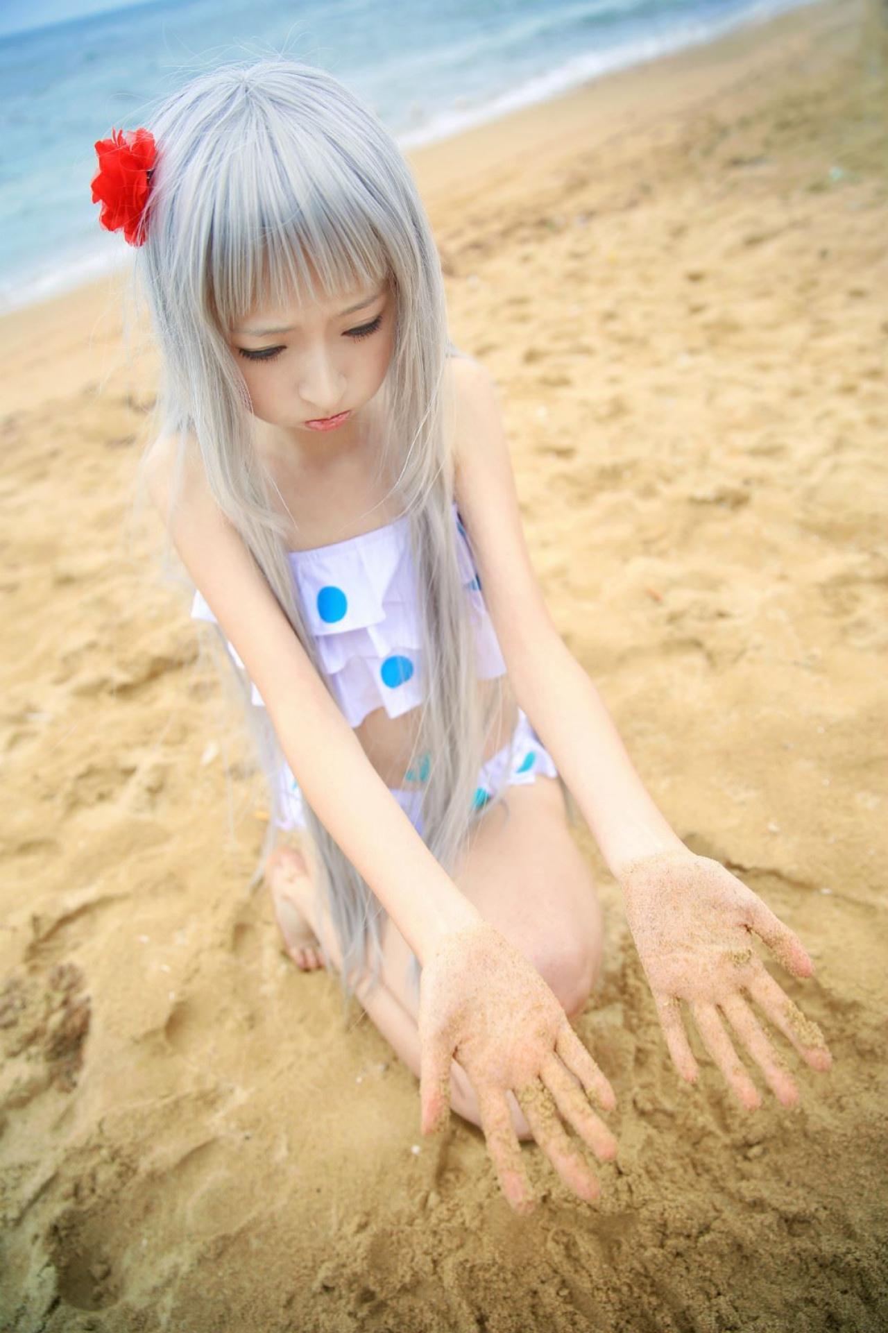 墨兔泳装扮演本间芽衣子低头嘟嘴玩沙