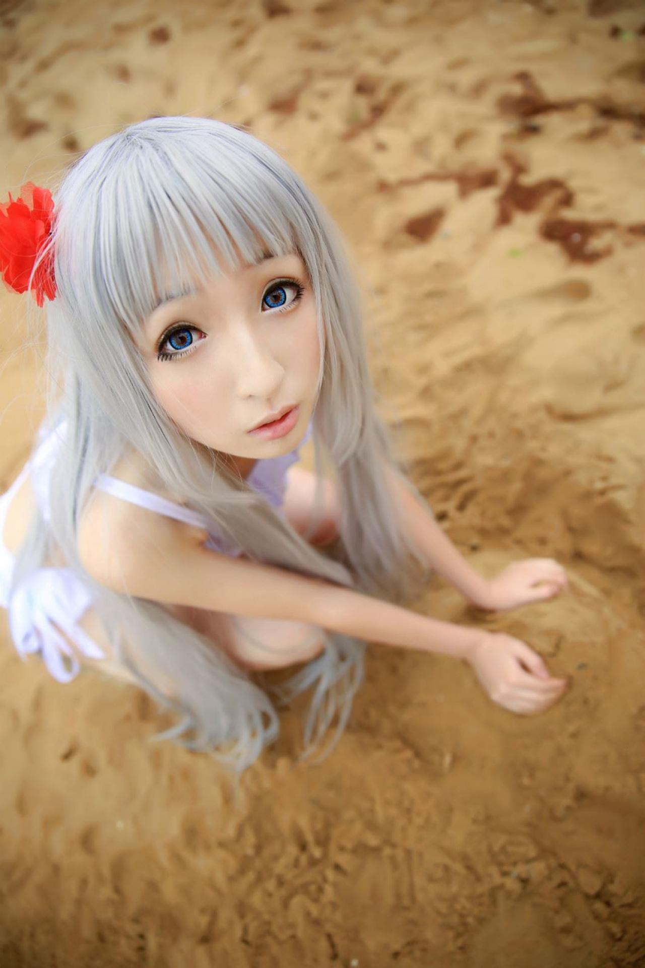 墨兔泳装扮演本间芽衣子蹲着身子玩沙，抬头看镜头