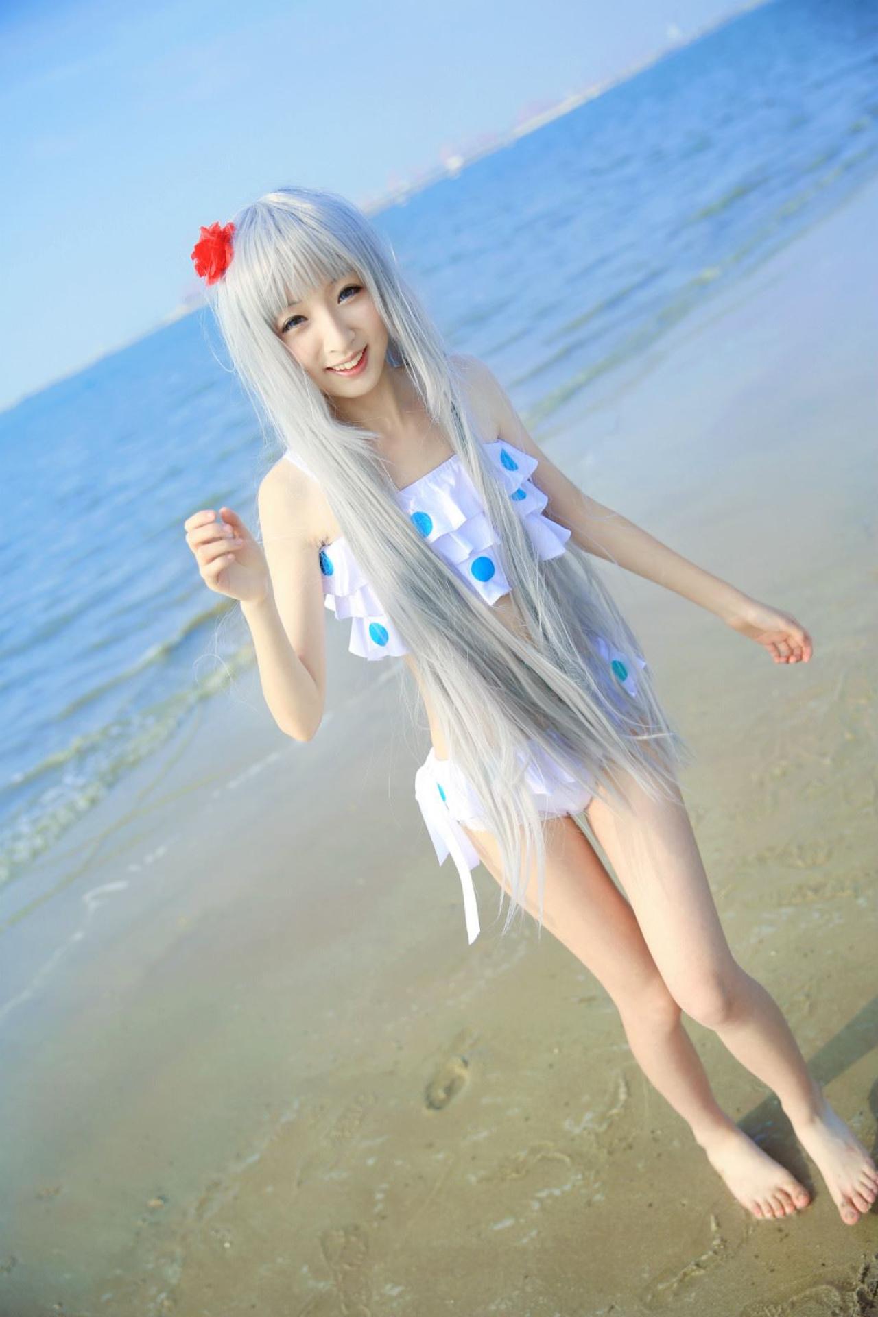 墨兔泳装扮演本间芽衣子站在海边沙滩