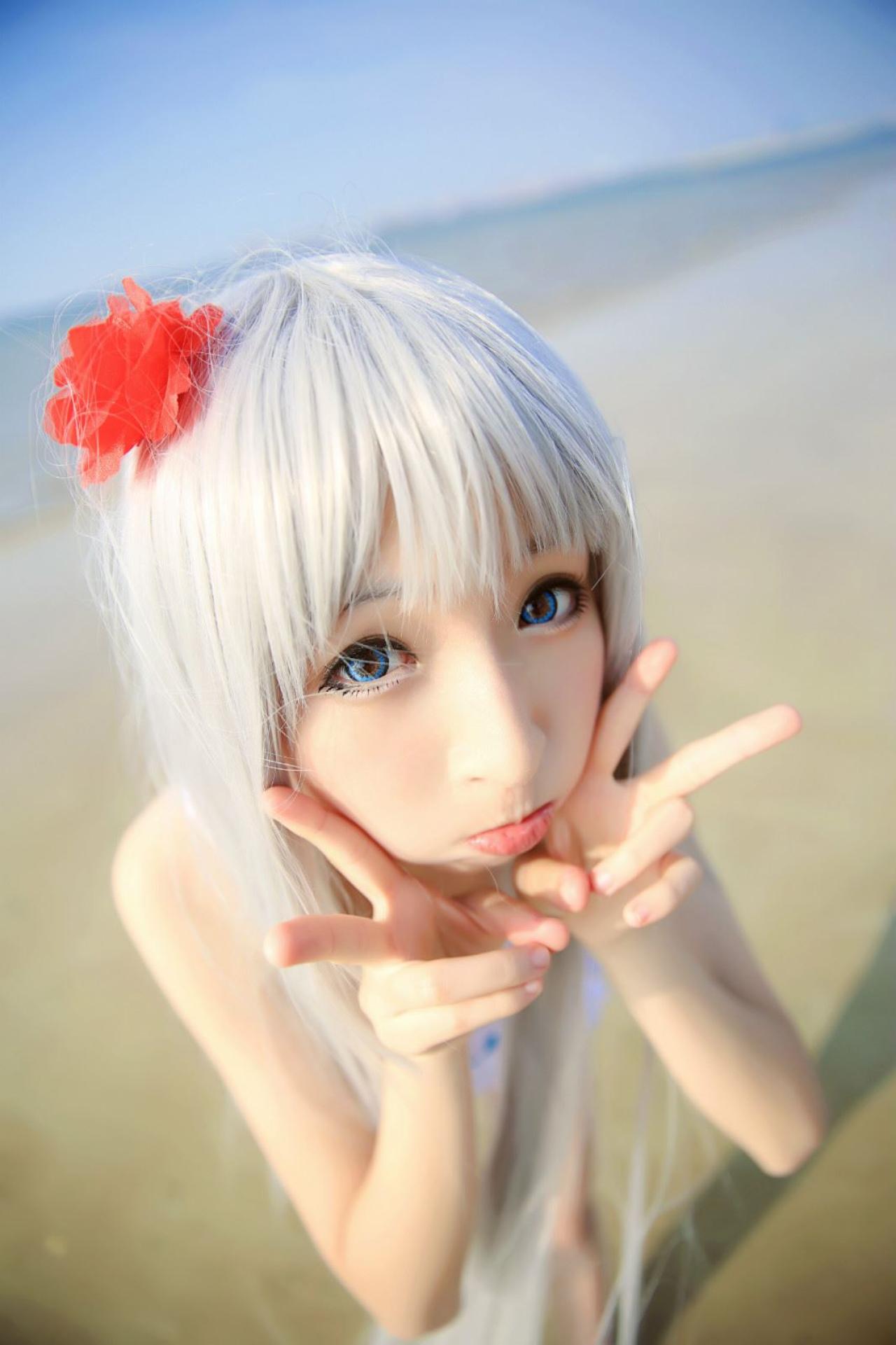 墨兔泳装扮演本间芽衣子双手捧着脸颊两侧，作V手势，嘟嘴卖萌