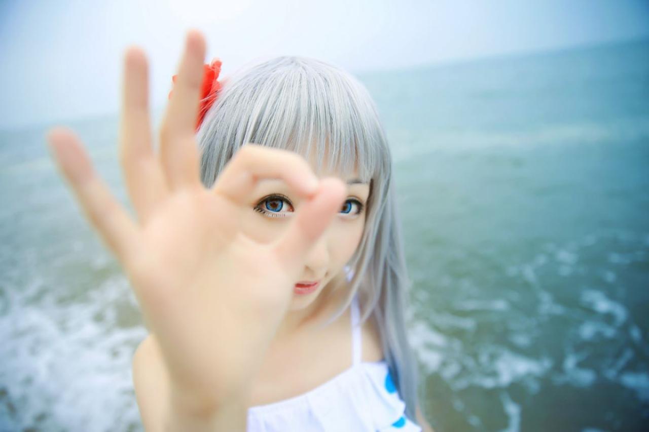 墨兔泳装扮演本间芽衣子作OK手势